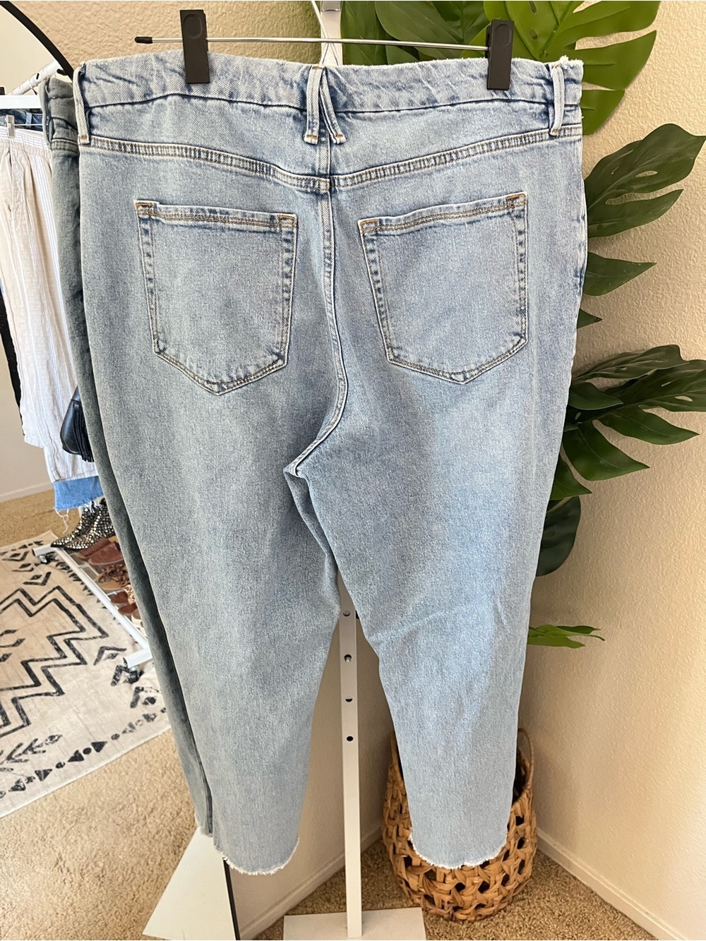 Good American Distressed Cropped Straight Leg Jeans Size 16 | Light Wash Denim - Picture 5 of 5